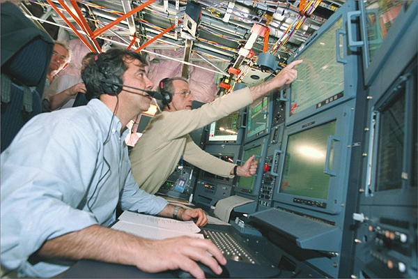 Les ingénieurs d'essai navigants Fernando Alonso et Jacky Joye se préparant au premier vol. © Airbus.