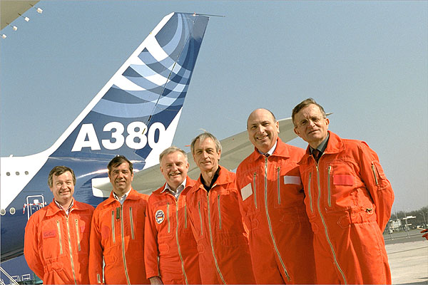 L'équipage du premier vol : de gauche à droite : Gérard Desbois, Fernando Alonso, Manfred Birnfeld, Jackie Joye, Claude Lelaie, Jacques Rosay. © Airbus